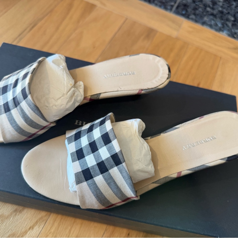 Burberry Signature Pattern Checkered Women's Kitten Heels 5.5 - Picture 2 of 3